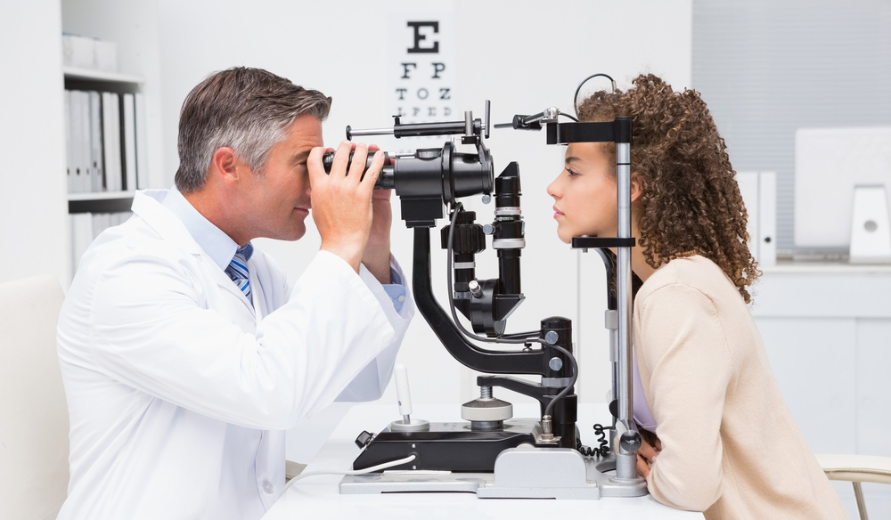 Oční specialista provádí vyšetření oka